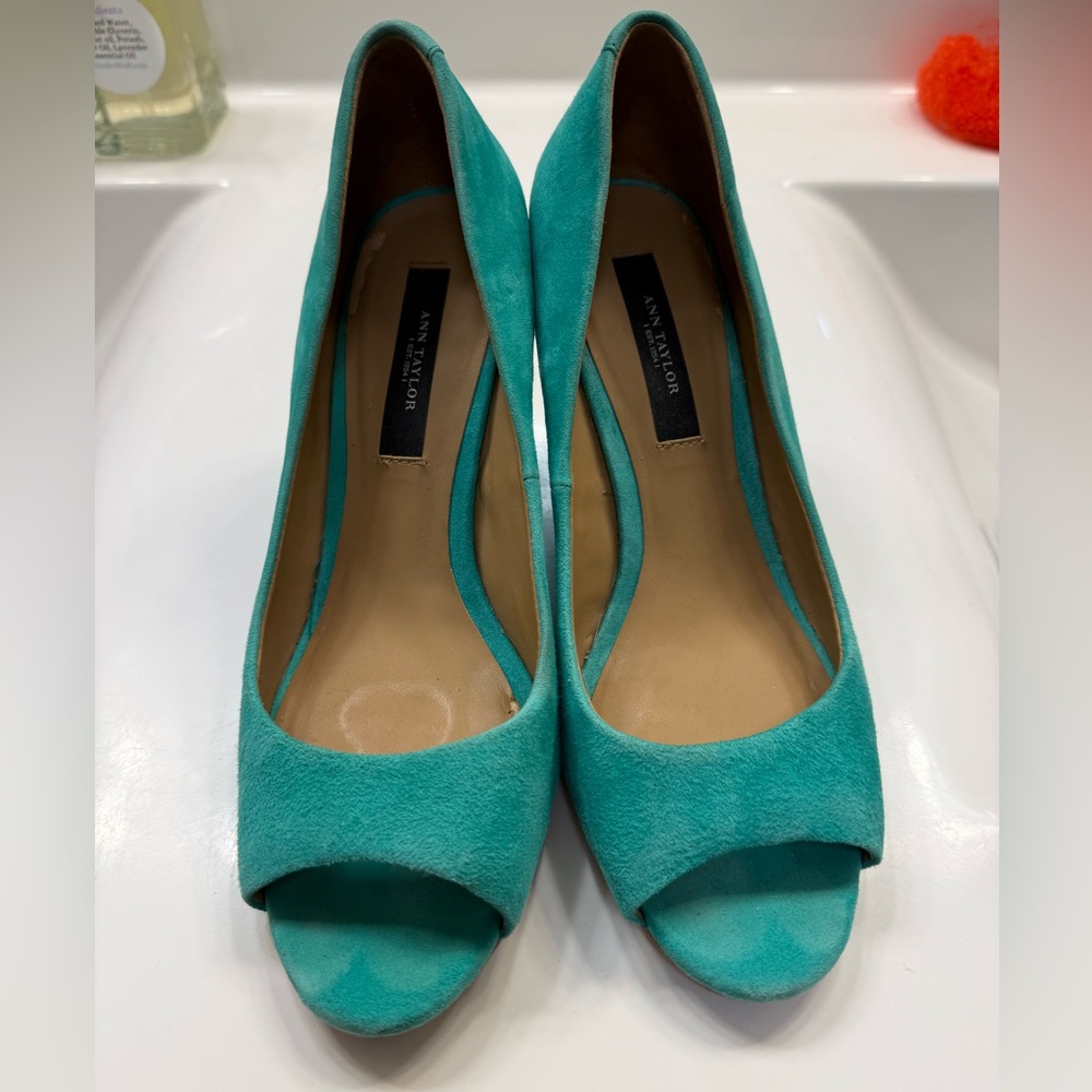 Ann Taylor Aquamarine Peep Toe wedges